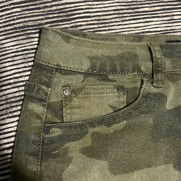 Earl Brand. Camouflage Jean skirt. Size 10. - Picture 2 of 7
